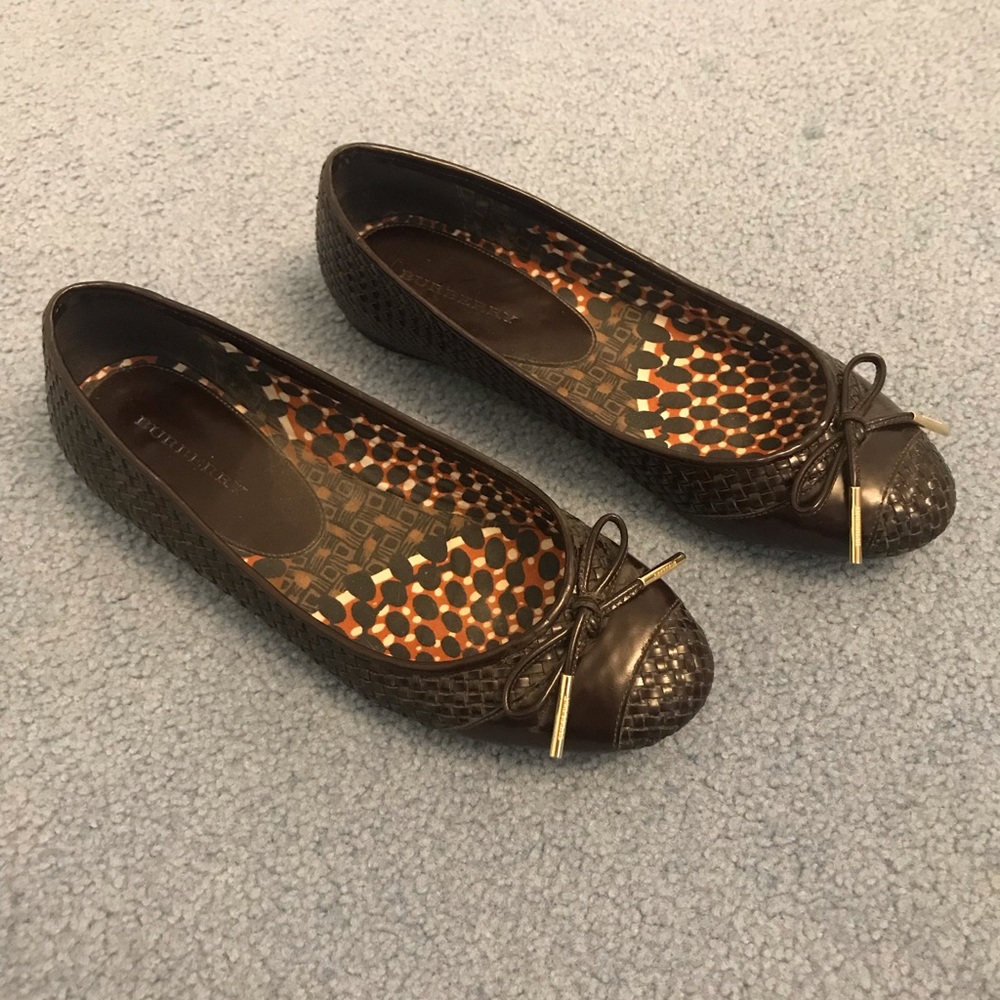 Brown Burberry flats with bow, size 8
